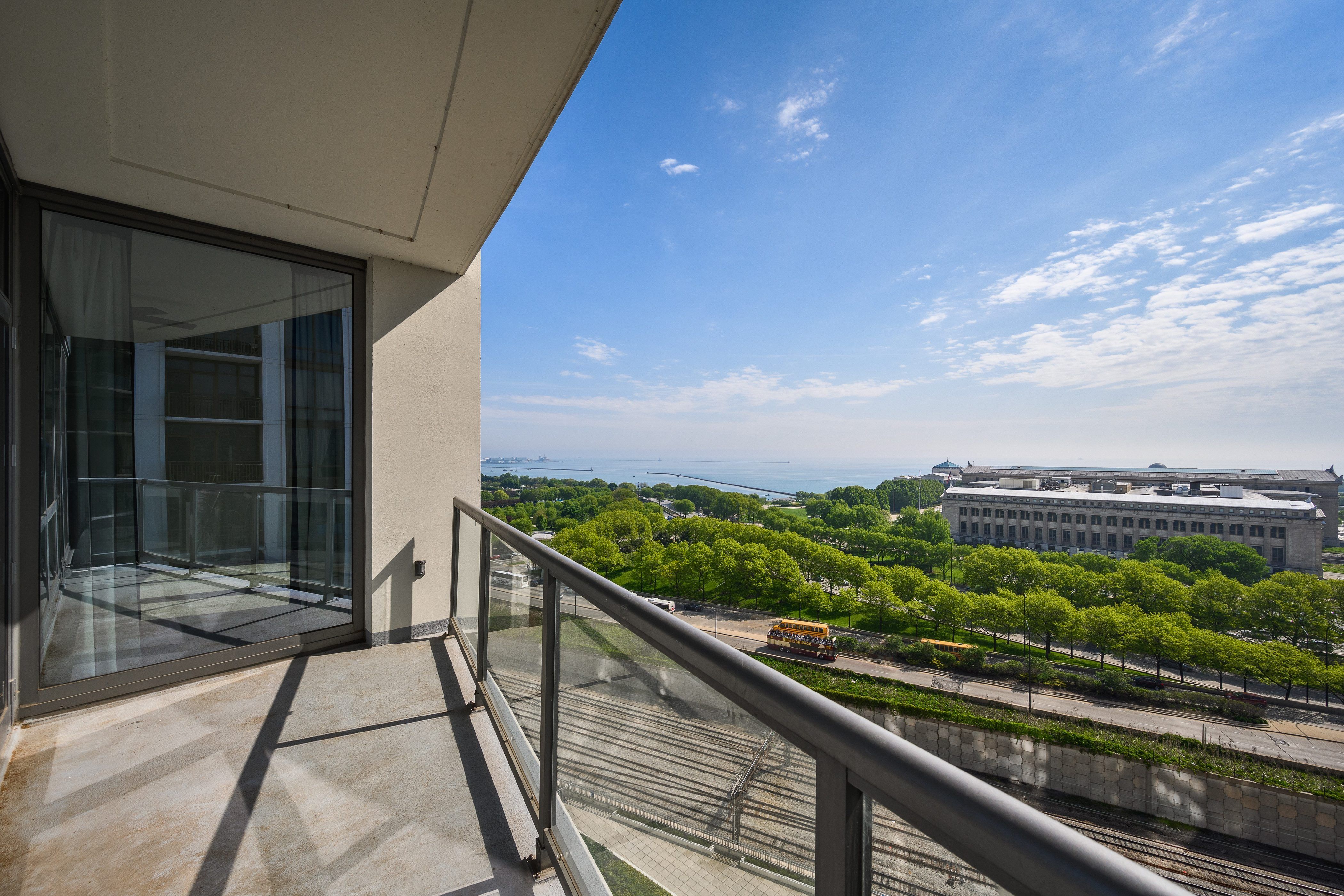  Sweeping Panoramic Views of Lake Michigan, Museum Campus, and Soldier Field - 物件實景