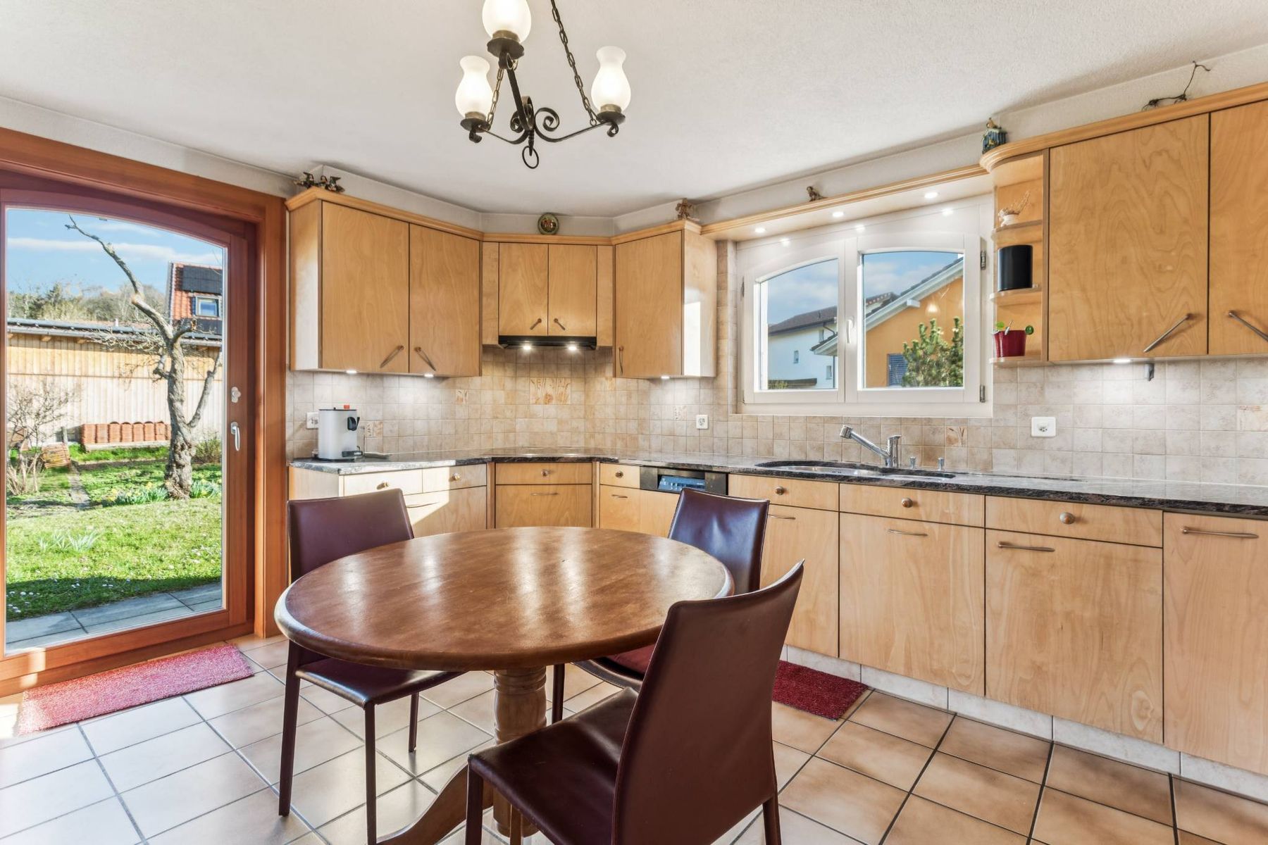  Family home with large garden in a peaceful setting in Massonnens - 物件實景