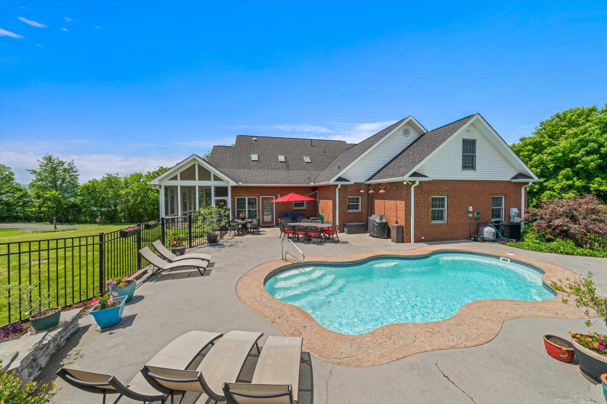Sevierville, Tennessee, 37876-5201, United States, 3 Bedrooms Bedrooms, ,4 BathroomsBathrooms,Residential,For Sale,1810595