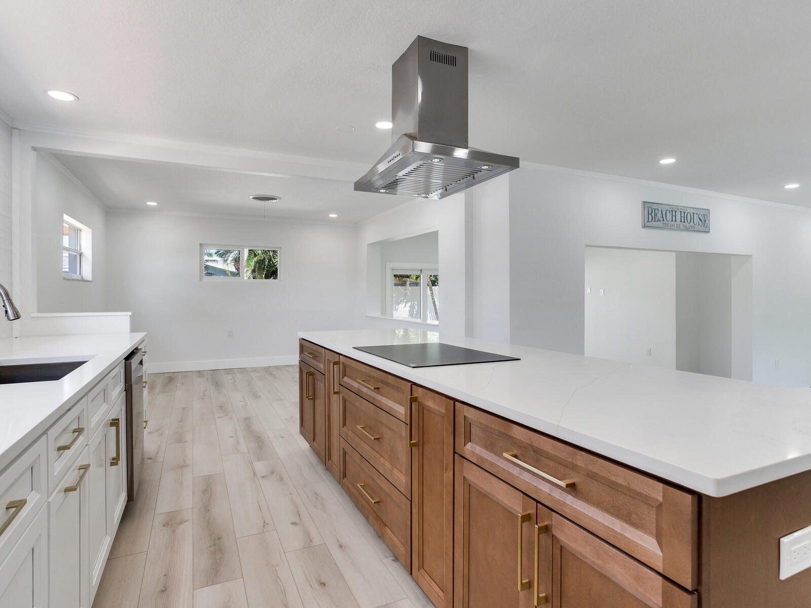 Treasure Island, Florida, 33706, United States, 3 Bedrooms Bedrooms, ,2 BathroomsBathrooms,Residential,For Sale,1981949