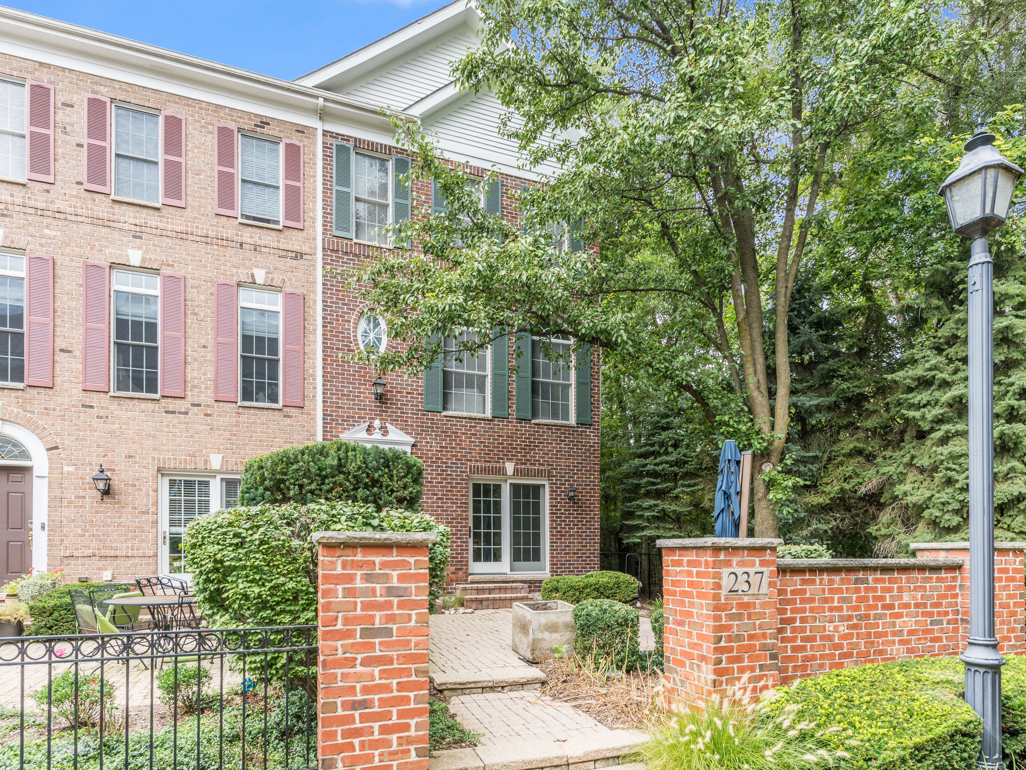  Highly Desirable Naperville Station End Unit - 物件實景