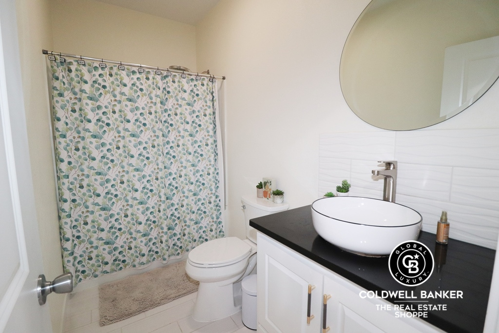 Garden City, Kansas, 67846, United States, 6 Bedrooms Bedrooms, ,3 BathroomsBathrooms,Residential,For Sale,1737851