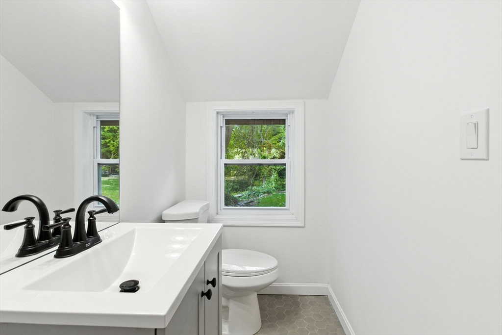 East Bridgewater, Massachusetts, 02333, United States, 3 Bedrooms Bedrooms, ,3 BathroomsBathrooms,Residential,For Sale,1943451