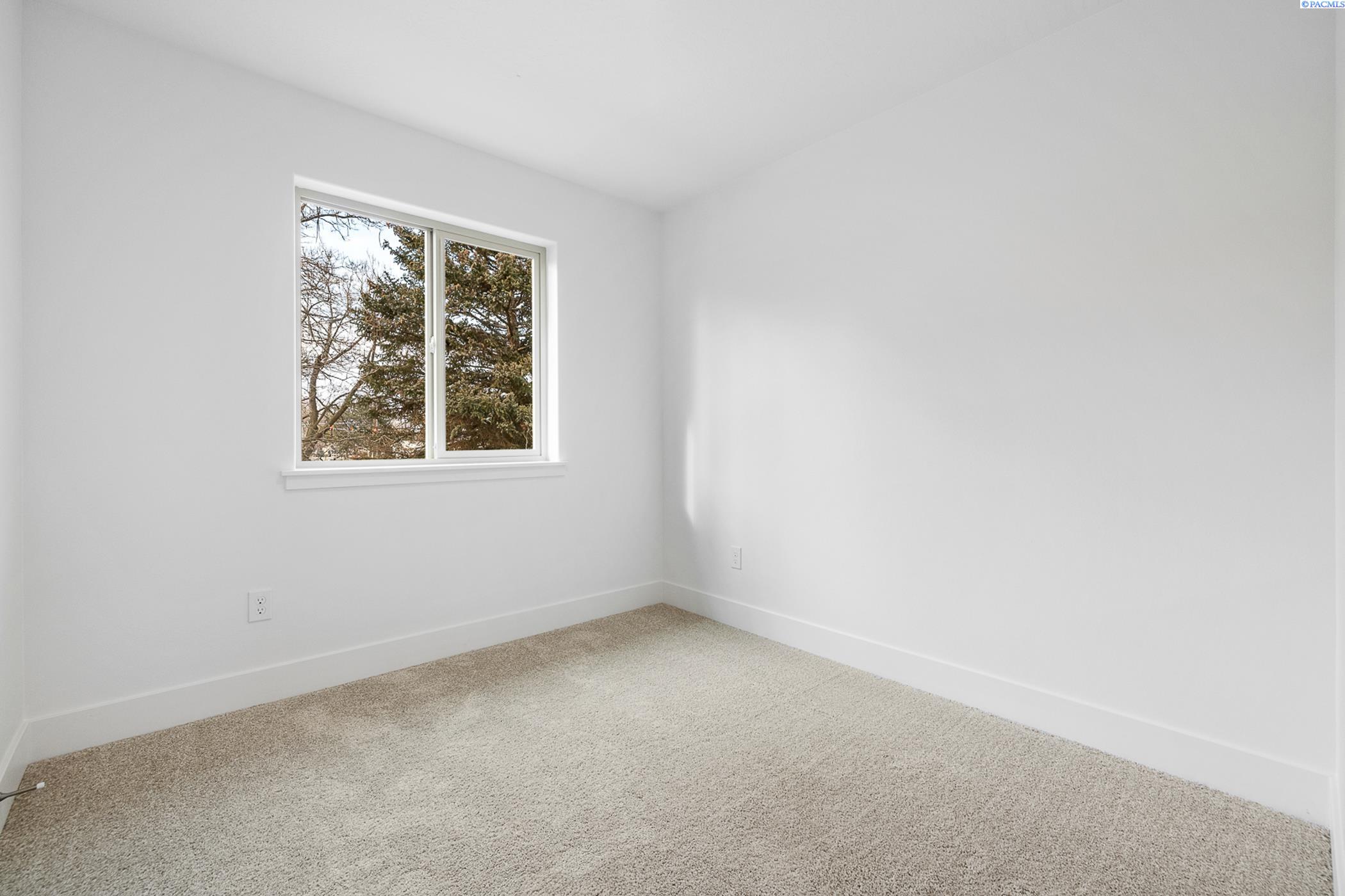 Kennewick, Washington, 99337, United States, 7 Bedrooms Bedrooms, ,Residential,For Sale,1794567