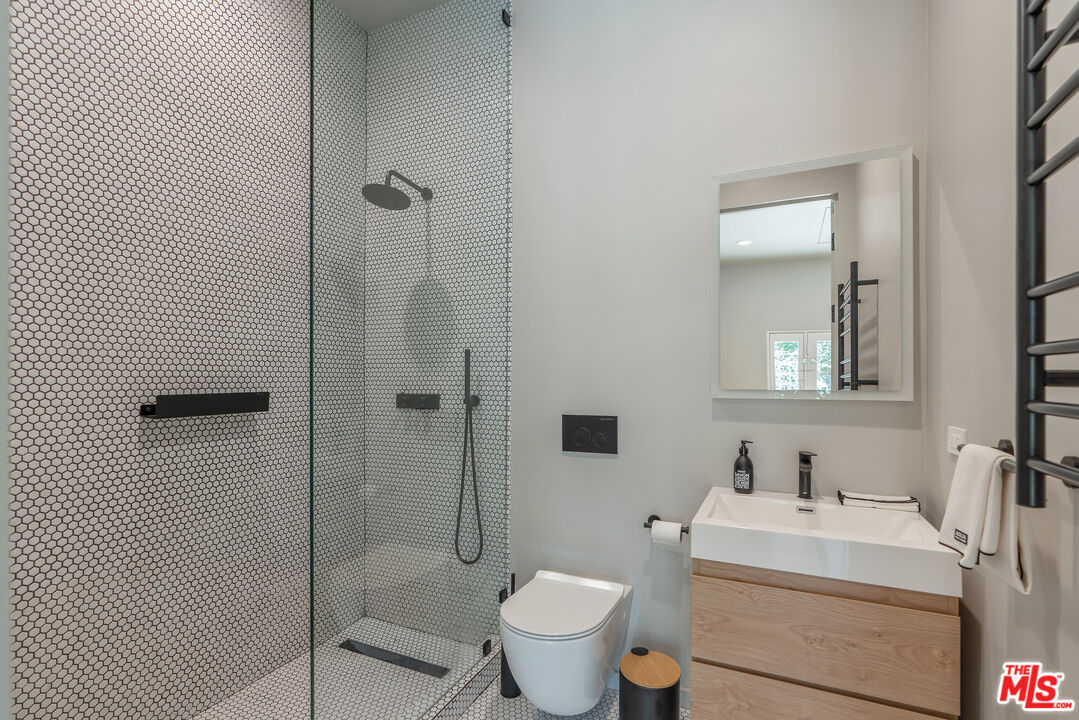 Los Angeles, California, 90005, United States, 3 Bedrooms Bedrooms, ,3 BathroomsBathrooms,Residential,For Sale,1876512
