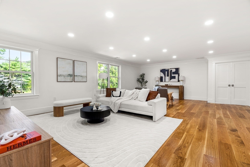Natick, Massachusetts, 01760, United States, 5 Bedrooms Bedrooms, ,6 BathroomsBathrooms,Residential,For Sale,1901321