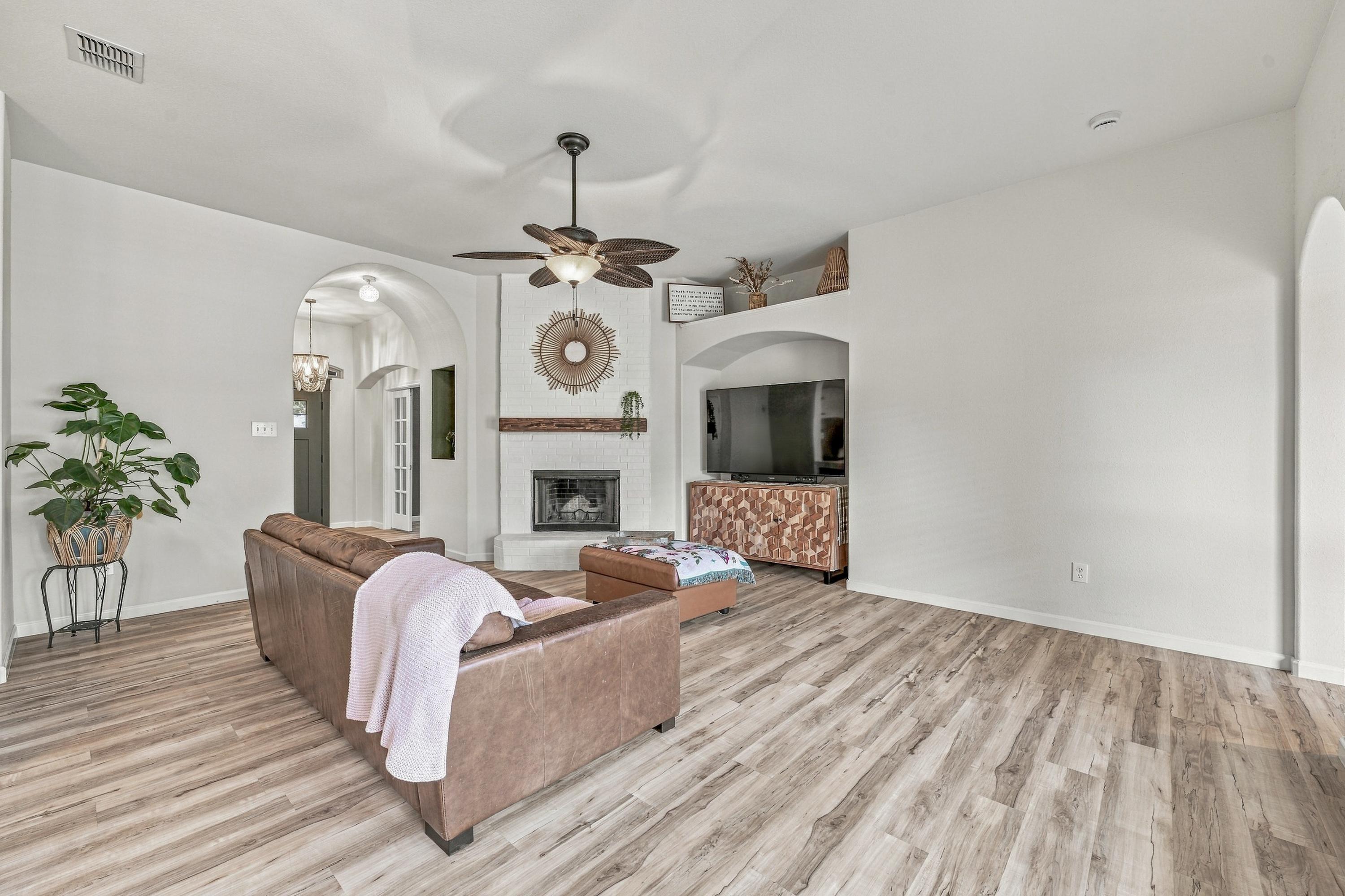  3128 Meandering Way, Granbury, TX, 76049 - 物件實景