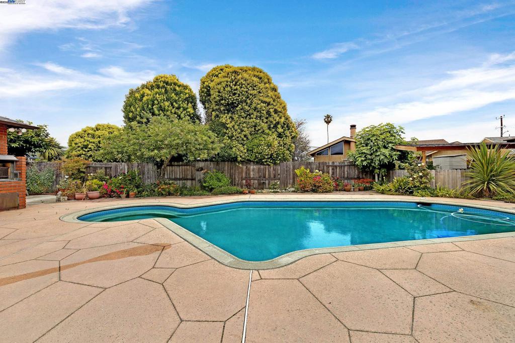 San Leandro, California, 94579, United States, 3 Bedrooms Bedrooms, ,1 BathroomBathrooms,Residential,For Sale,1921969
