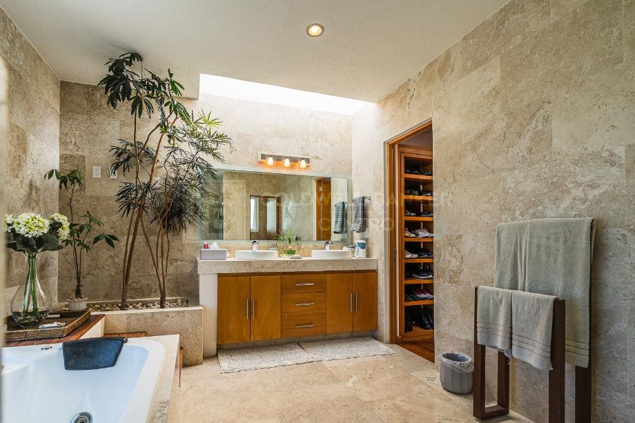 Circuito Balcones, Querétaro, Querétaro, 76230, Mexico, 4 Bedrooms Bedrooms, ,4 BathroomsBathrooms,Residential,For Sale,Circuito Balcones,1628569