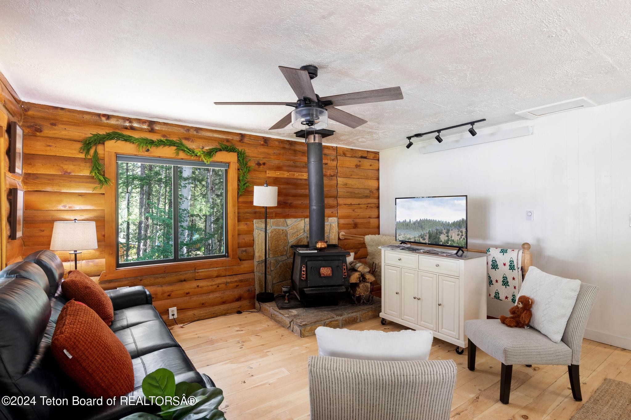 Alpine, Wyoming, 83128, United States, 2 Bedrooms Bedrooms, ,2 BathroomsBathrooms,Residential,For Sale,1922054