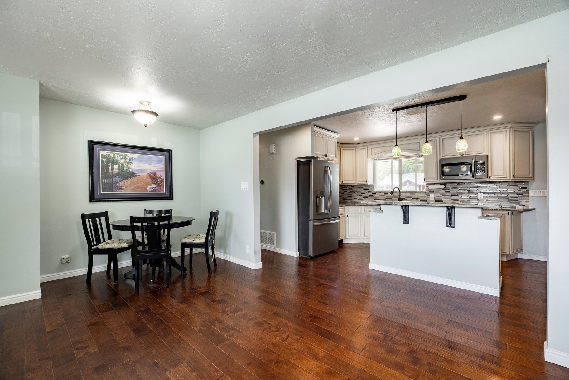  Charming Home with Detached Garage - 物件實景