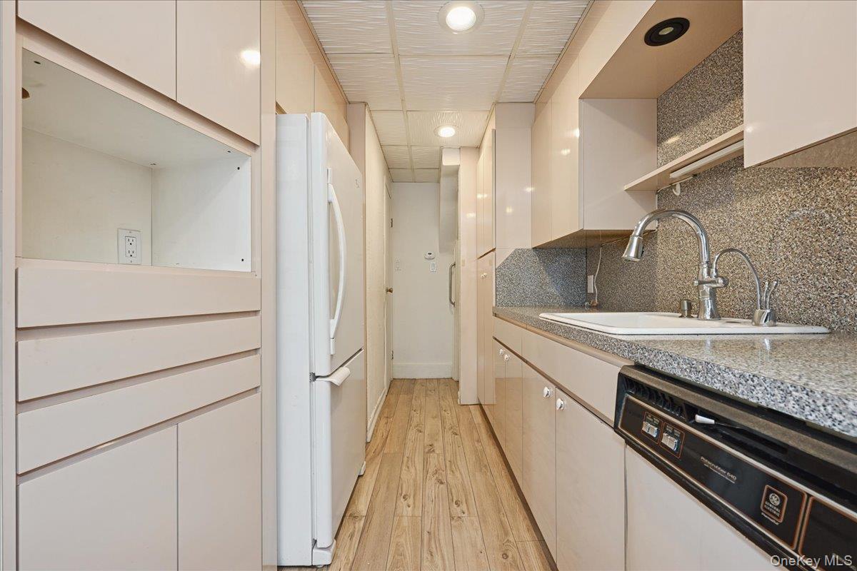 Valley Stream, New York, 11581, United States, 3 Bedrooms Bedrooms, ,2 BathroomsBathrooms,Residential,For Sale,1998416