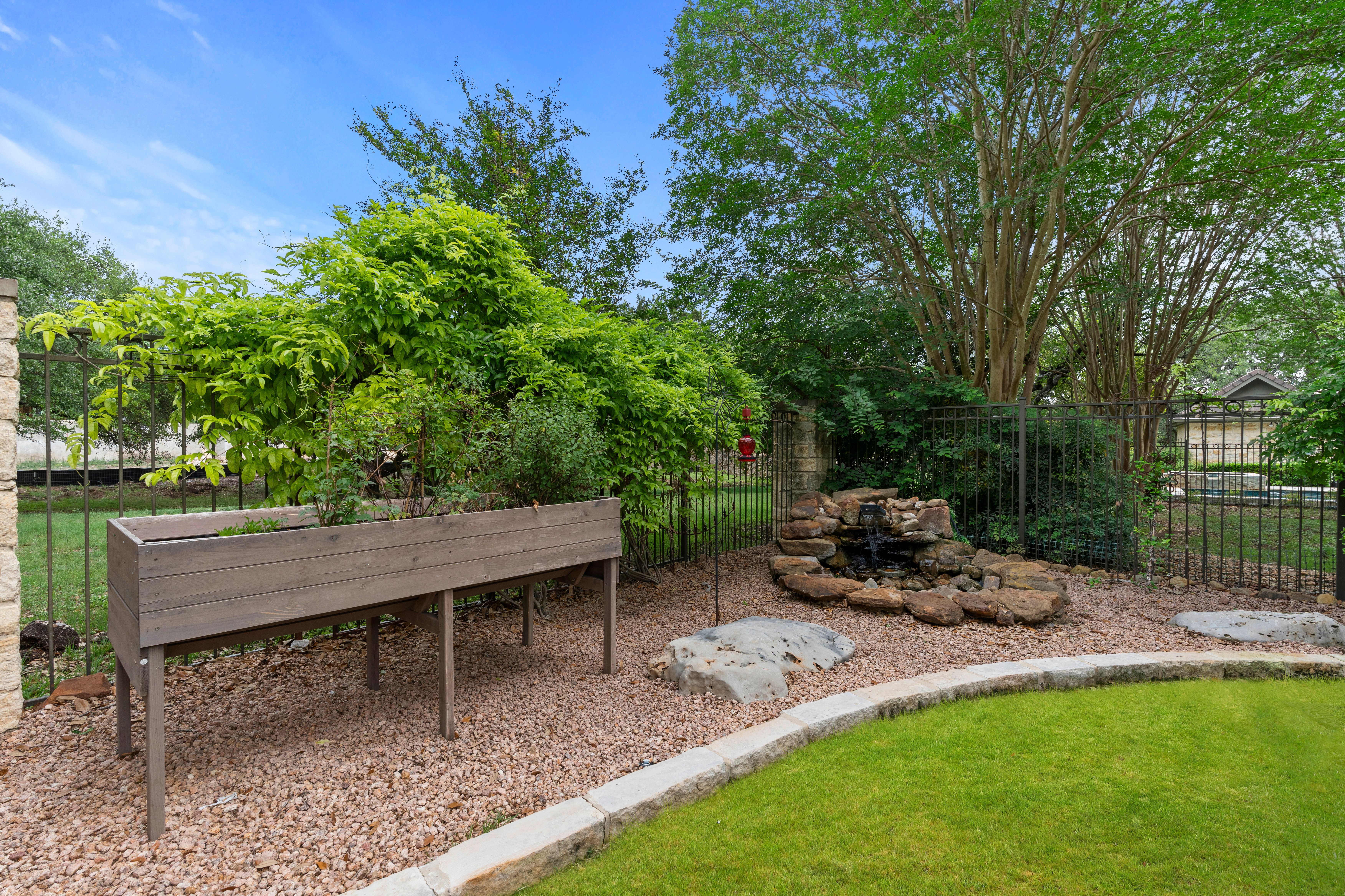  Stunning Single-Story Retreat on Greenbelt - 物件實景