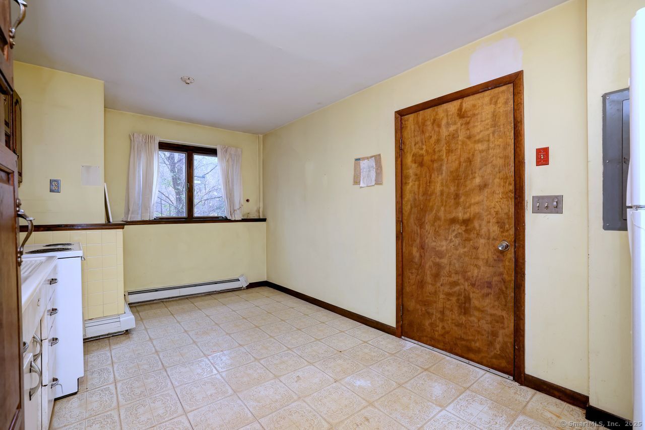 Trumbull, Connecticut, 06611, United States, 3 Bedrooms Bedrooms, ,2 BathroomsBathrooms,Residential,For Sale,1988138