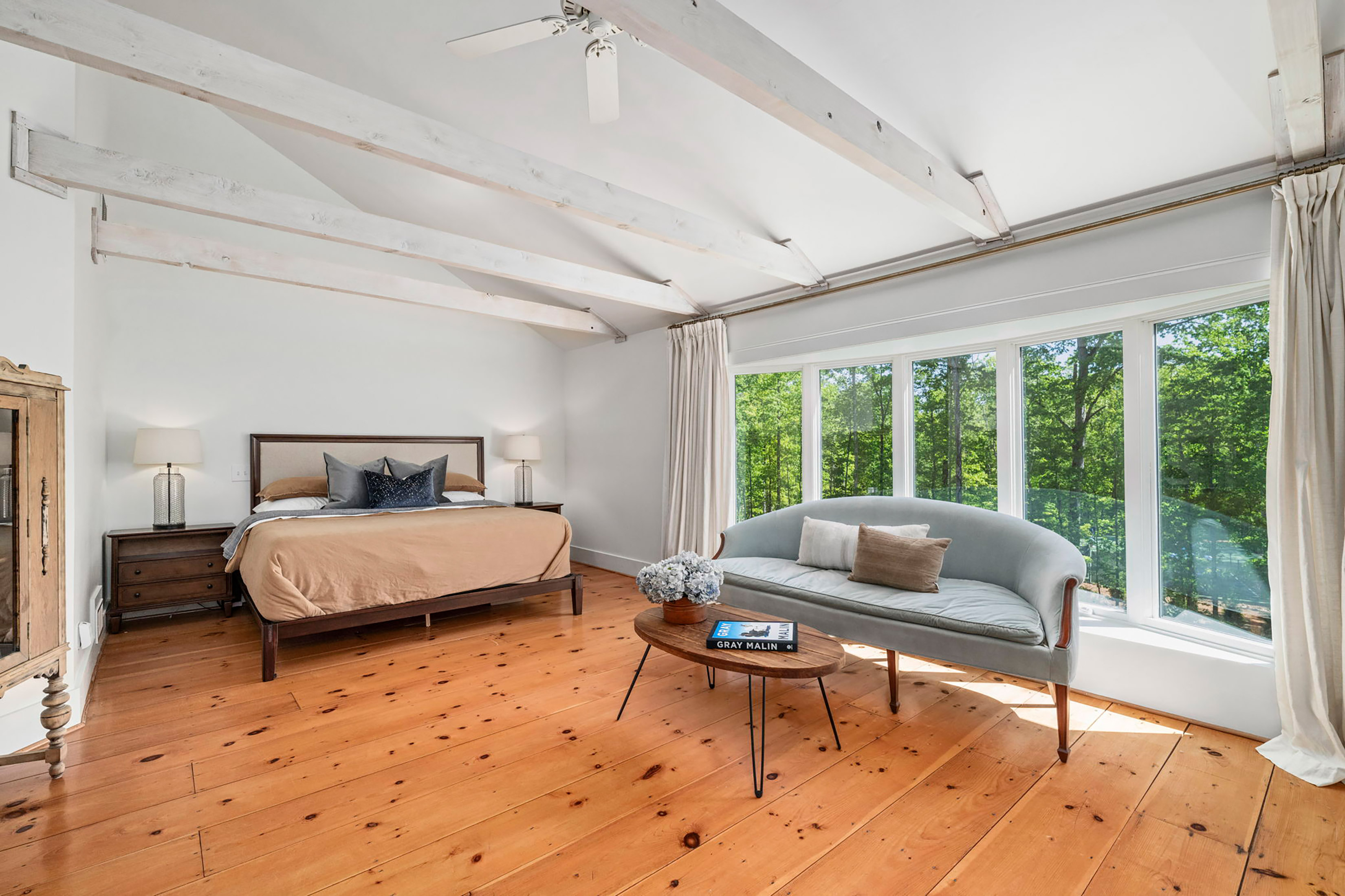  Live Timeless in Coveted Farmhouse on 4+ Private Gated Acres In Roswell - 物件實景