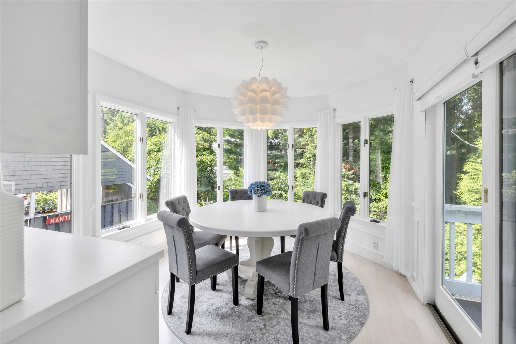  Beautifully Remodeled Cape Style Home - 物件實景
