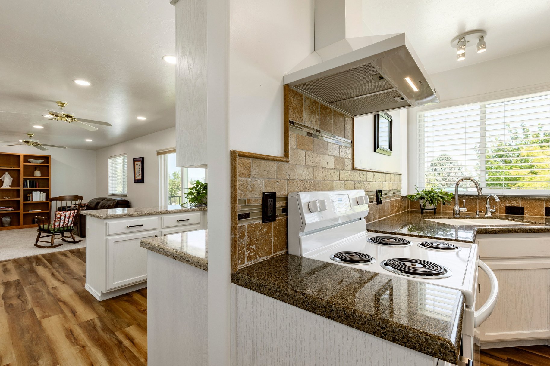  Lovingly Maintained Exceptional Home - 物件實景