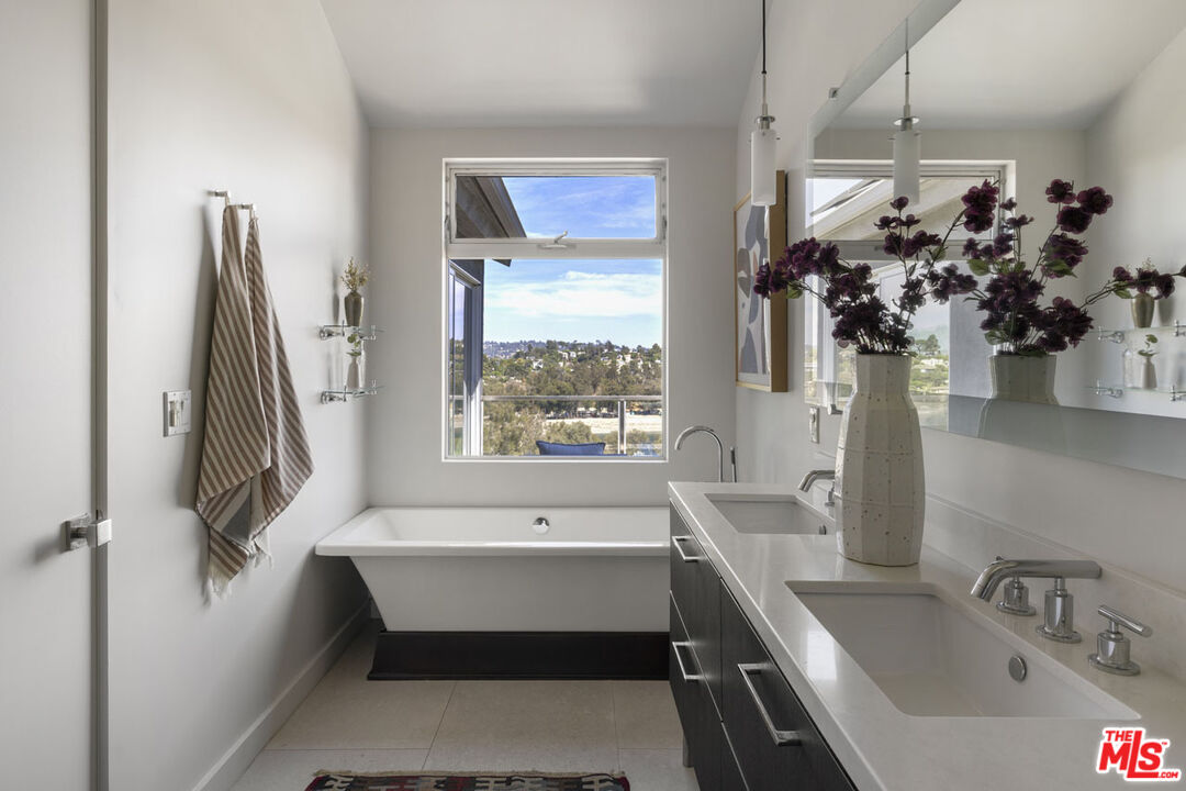 Los Angeles, California, 90039, United States, 3 Bedrooms Bedrooms, ,4 BathroomsBathrooms,Residential,For Sale,1934382
