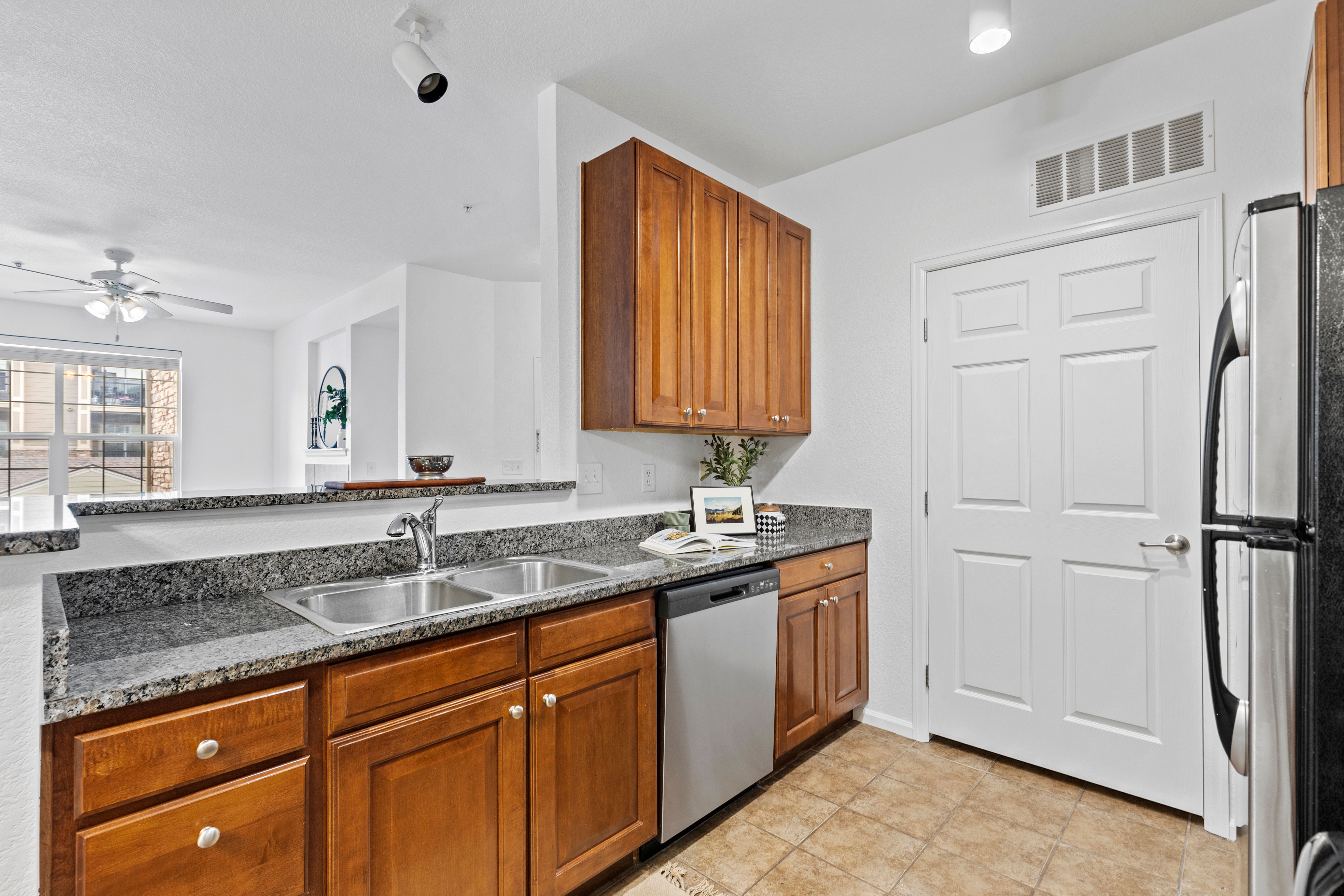  Thoughtfully updated, move-in ready in the highly sought after Prairie Walk - 物件實景