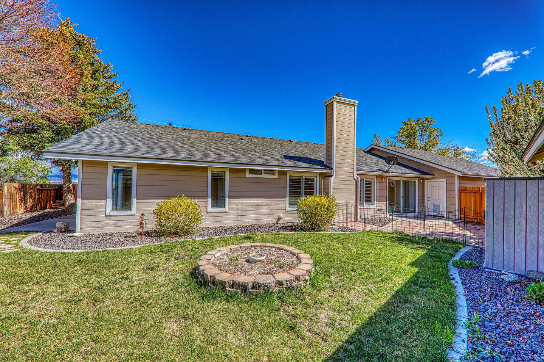  3 Bedrooms, 2 bath, 2 car garage, single level home in Minden NV - 物件實景