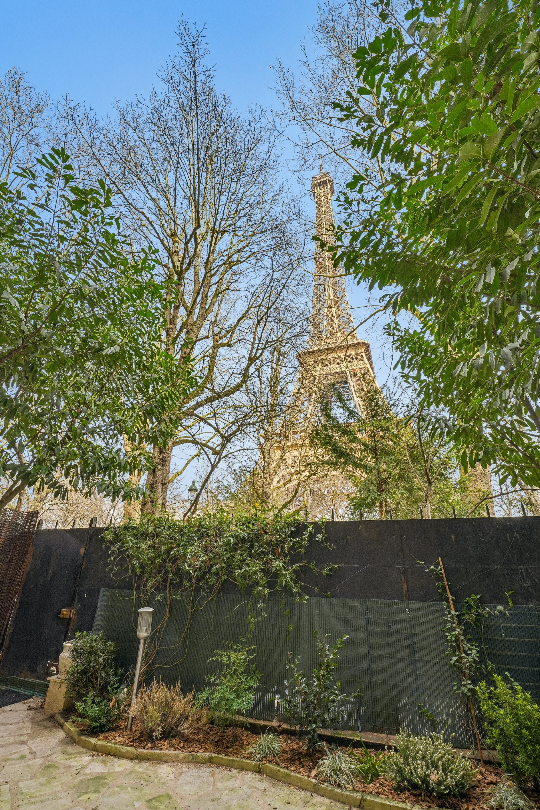  Off-Market – Exceptional Garden-Level Apartment Facing the Eiffel Tower - 物件實景