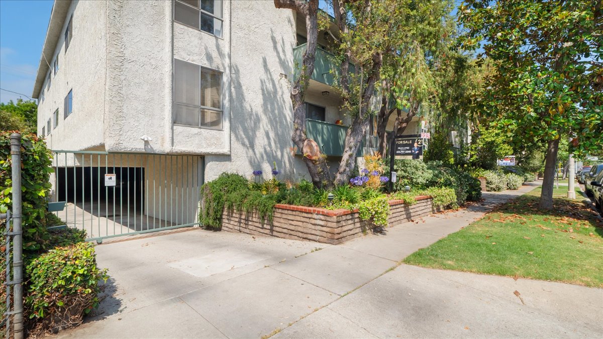 Los Angeles, California, 90034, United States, 2 Bedrooms Bedrooms, ,2 BathroomsBathrooms,Residential,For Sale,1944972