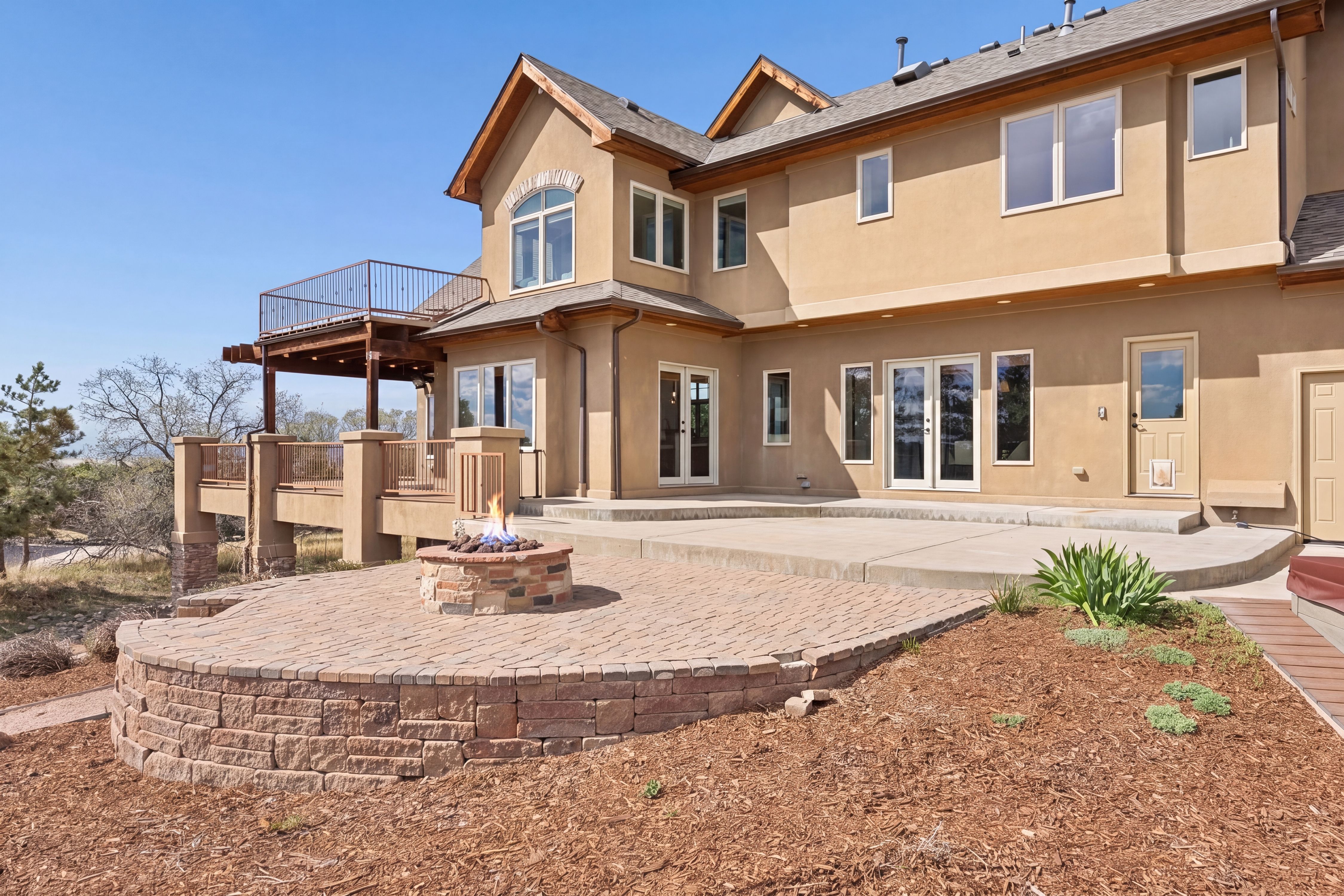  Set high on a hill in The Timbers and backing to open space - 物件實景