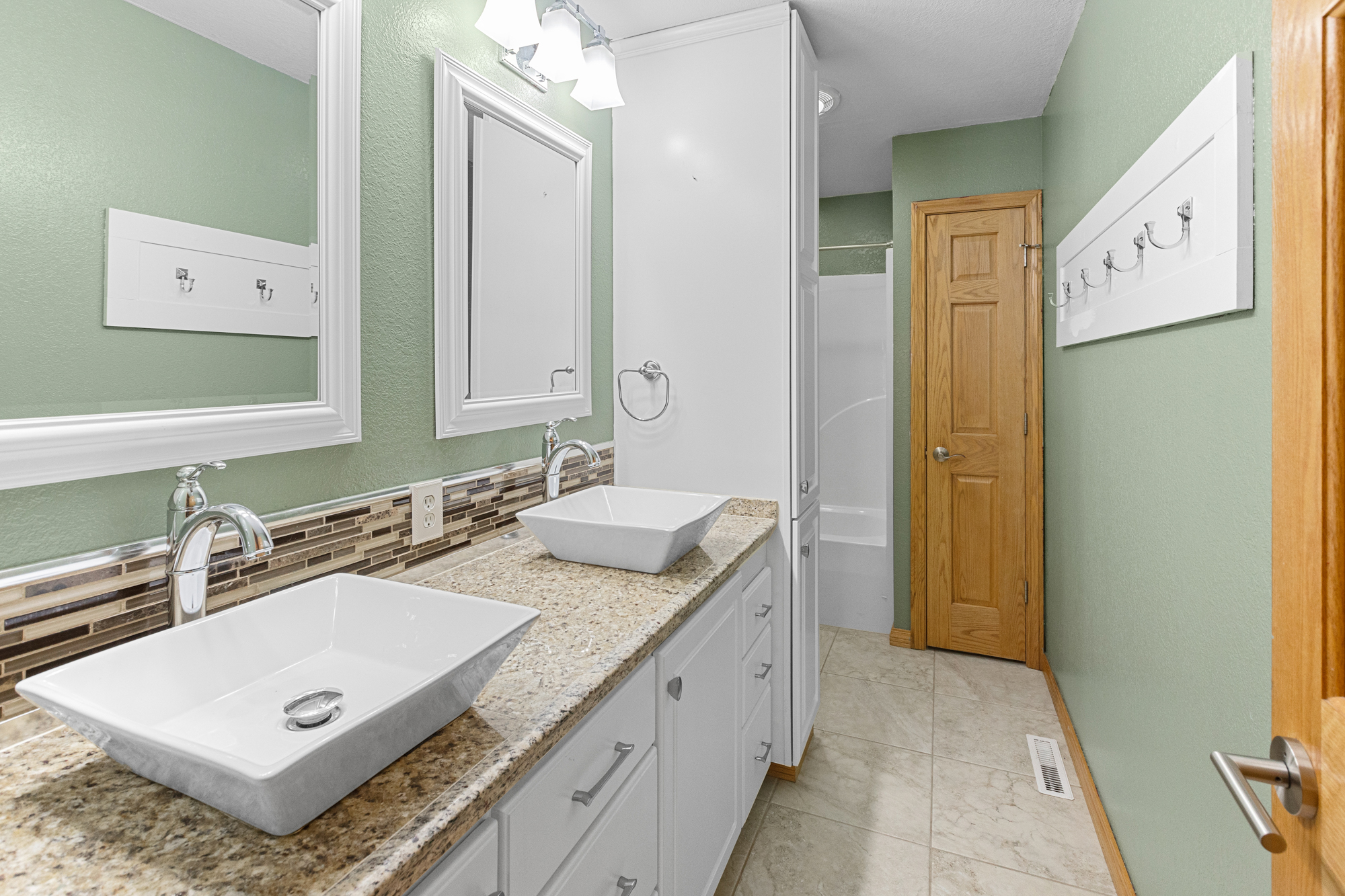 Effingham, Illinois, 62401, United States, 3 Bedrooms Bedrooms, ,3 BathroomsBathrooms,Residential,For Sale,1976361