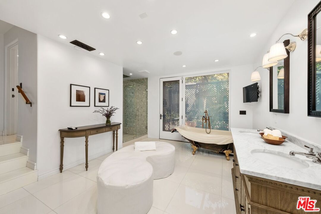 Malibu, California, 90265, United States, 8 Bedrooms Bedrooms, ,9 BathroomsBathrooms,Residential,For Sale,1989186