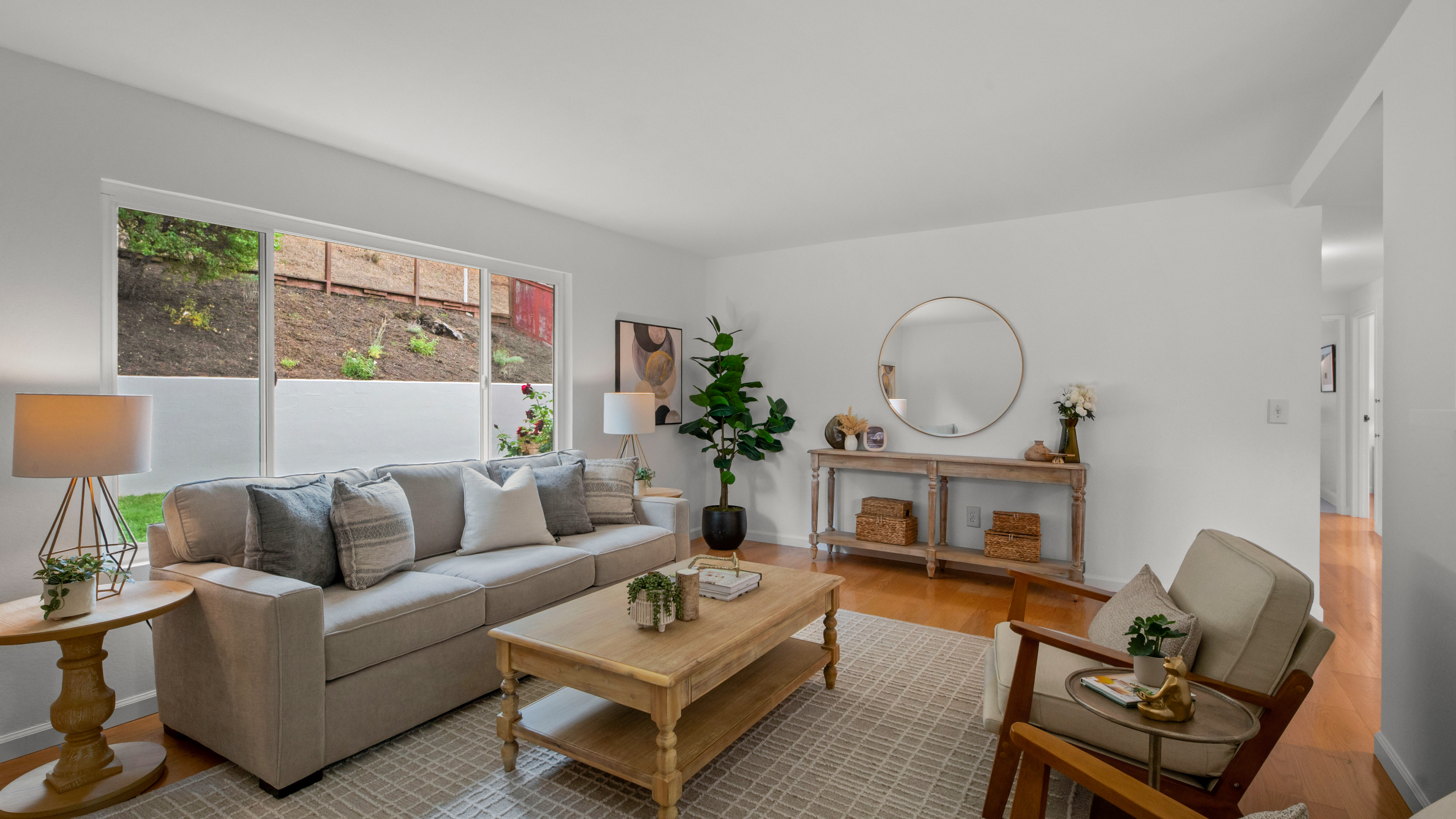  Single-Level, Beautifully Updated, and a Yard of Your Own - 物件實景
