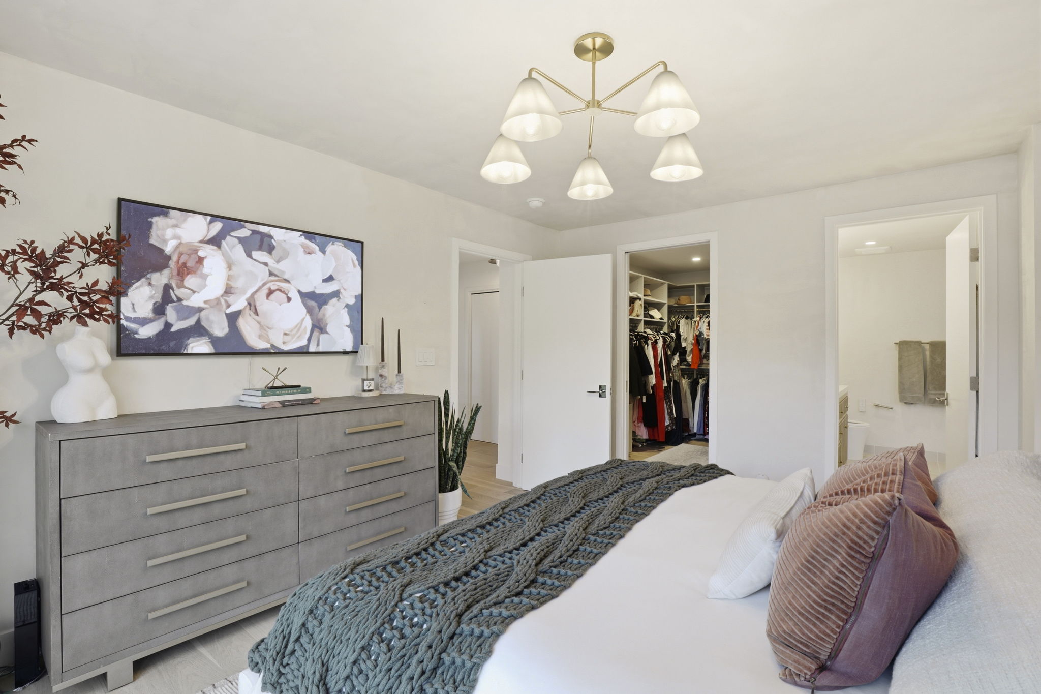  Thoughtfully Expanded and Extensively Renovated - 物件實景