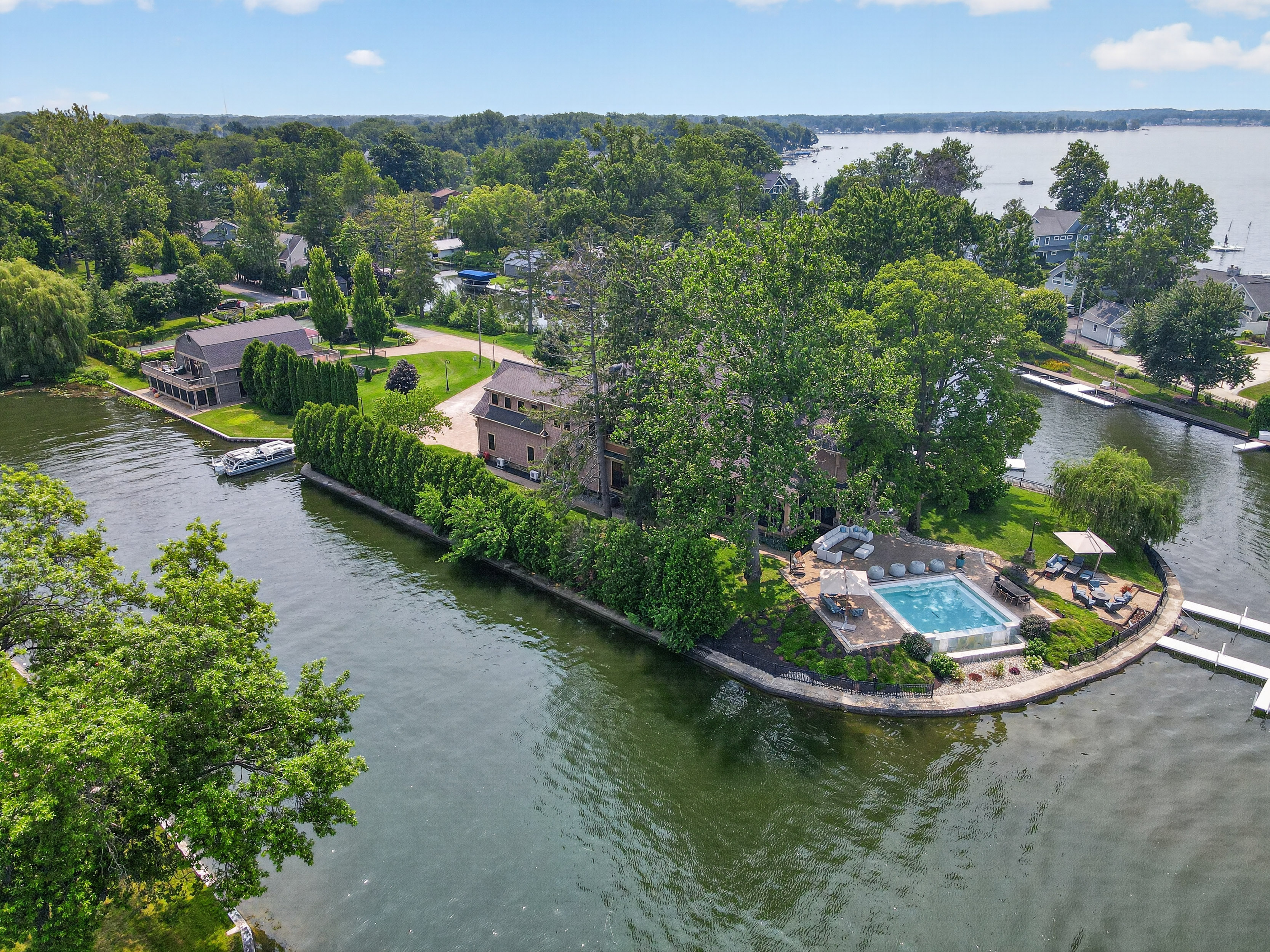  Multiple Residences on a 2.7 Acre Peninsula off Lake Wawasee - 物件實景