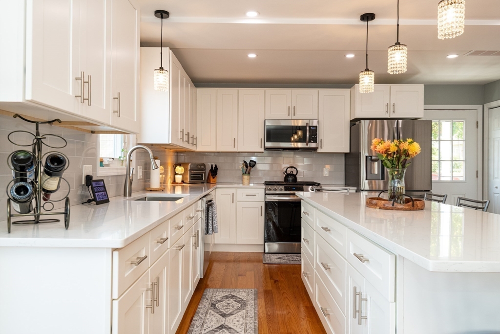 Lynn, Massachusetts, 01904, United States, 2 Bedrooms Bedrooms, ,4 BathroomsBathrooms,Residential,For Sale,1975841