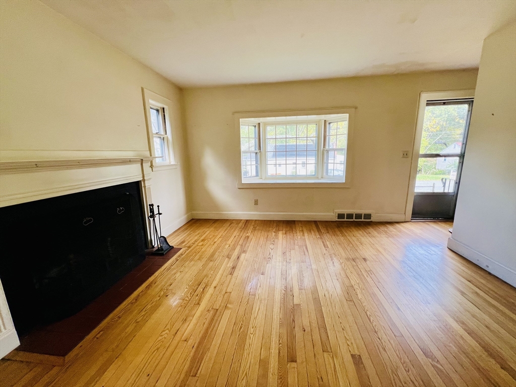 Framingham, Massachusetts, 01702, United States, 4 Bedrooms Bedrooms, ,2 BathroomsBathrooms,Residential,For Sale,1967080