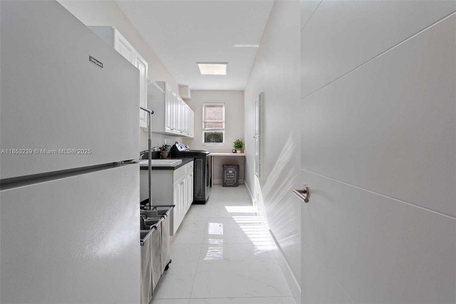 Weston, Florida, 33327, United States, 5 Bedrooms Bedrooms, ,6 BathroomsBathrooms,Residential,For Sale,1919791