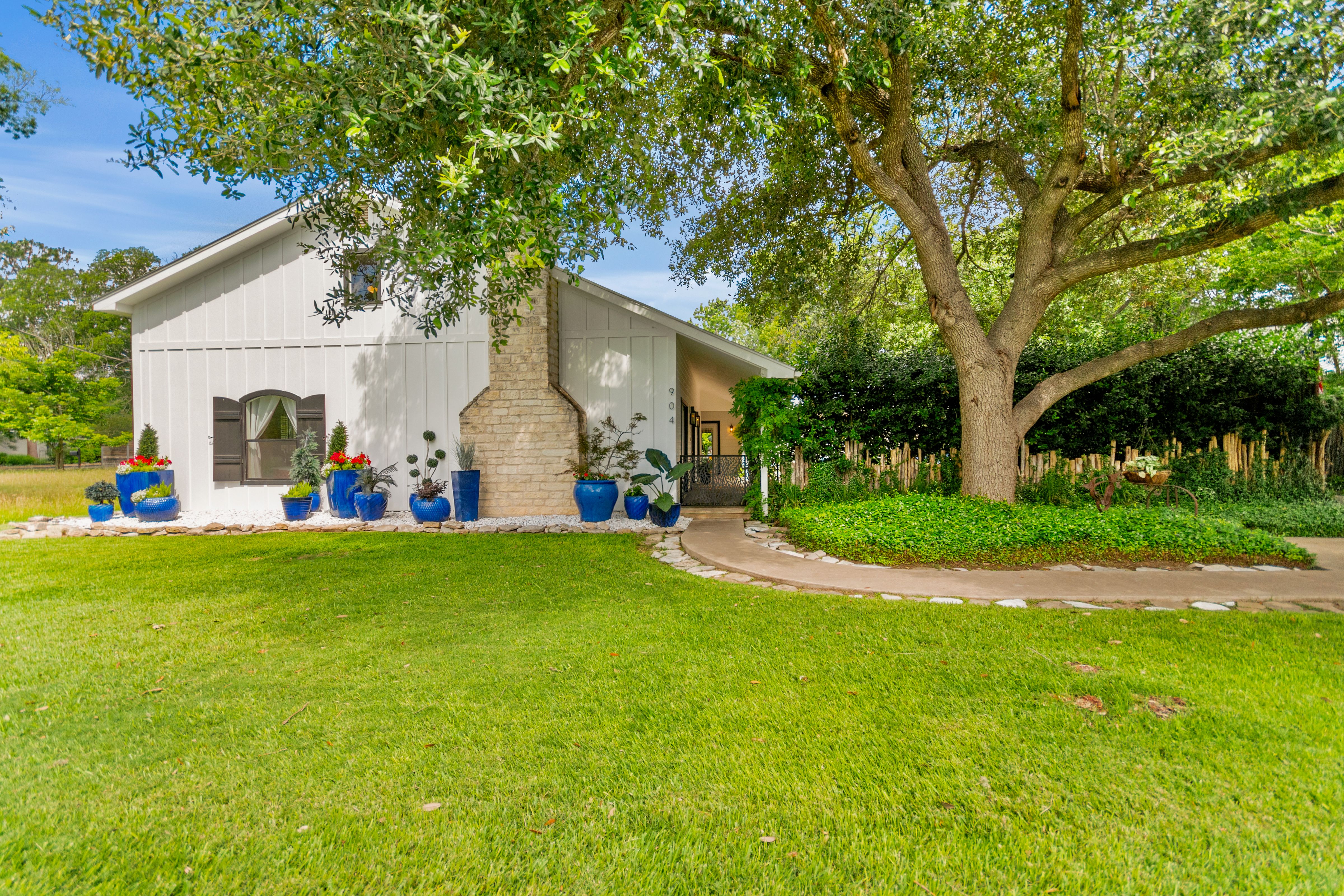  Privacy, Hill Country Charm and Income Potential - 物件實景