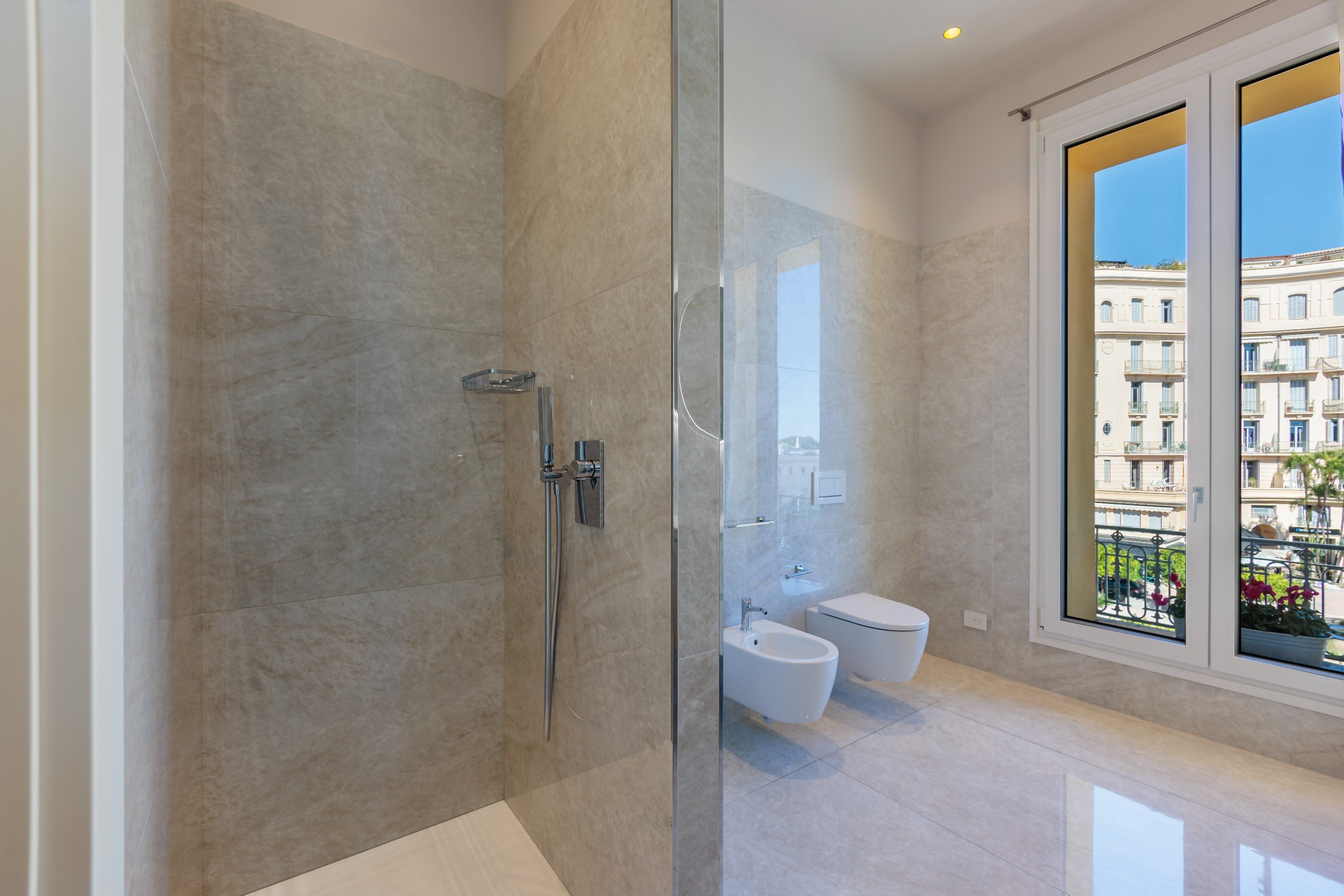  Luxury renovated apartment for sale in Menton, historic center with sea view - 物件實景