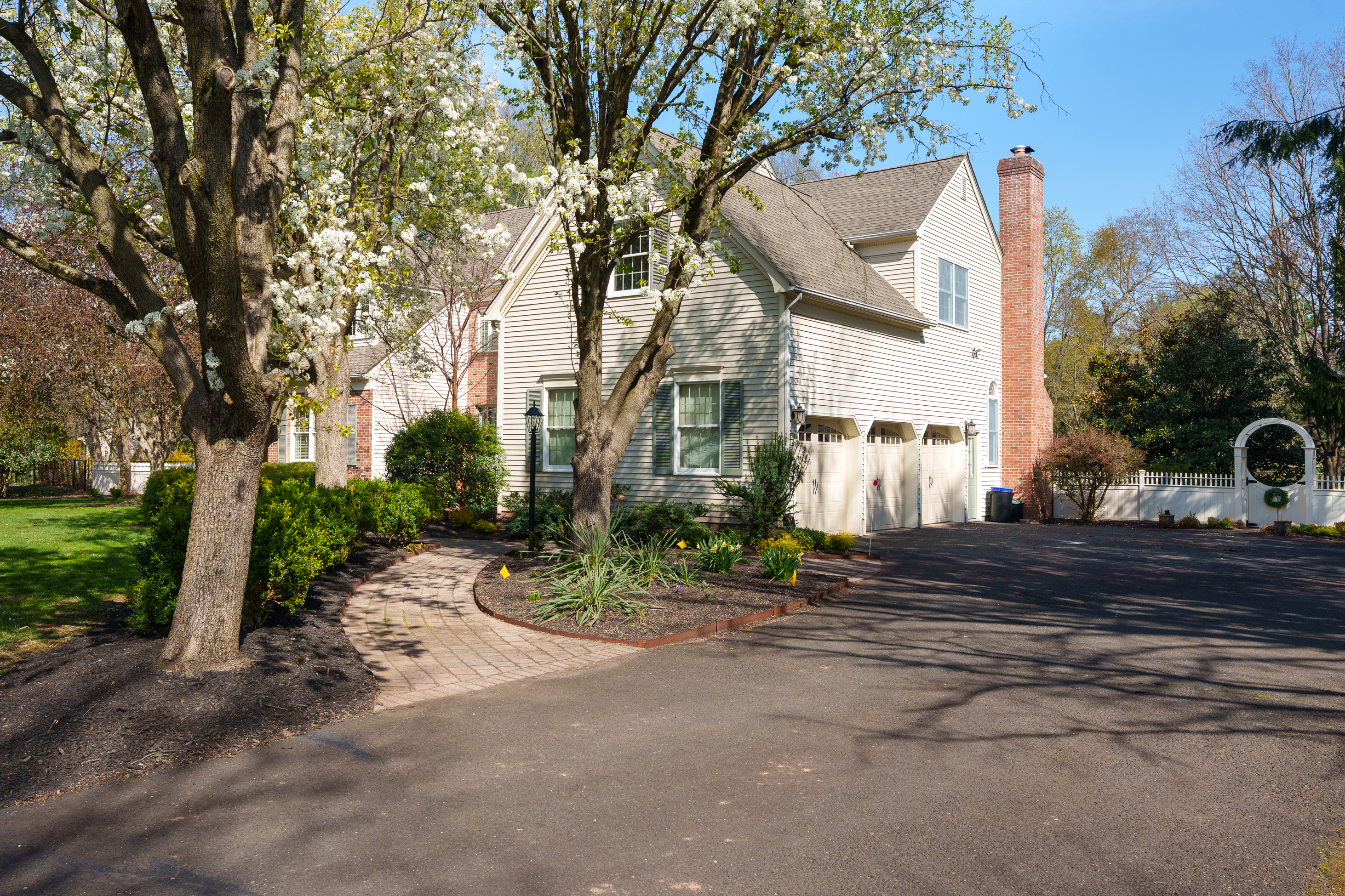 Architecturally Distinct with Greenhouse, Sunroom, and Updated Kitchen - 物件實景
