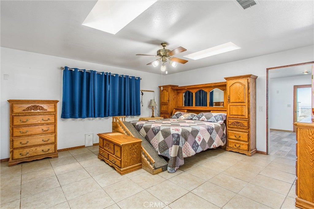 Oak Hills, California, 92344, United States, 3 Bedrooms Bedrooms, ,4 BathroomsBathrooms,Residential,For Sale,1977382