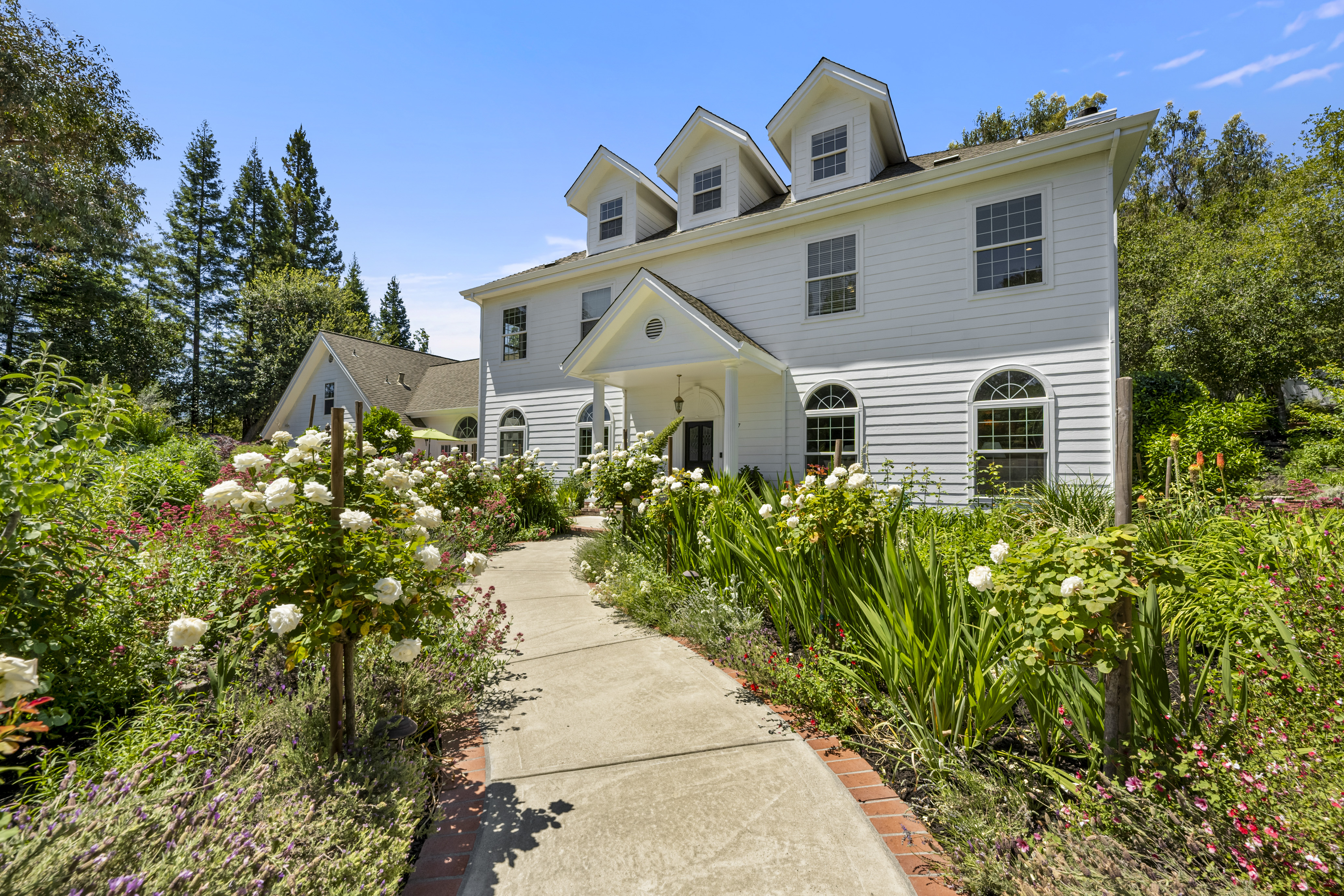  Grand Georgia Colonial Estate with Luxurious Designer Finishes - 物件實景