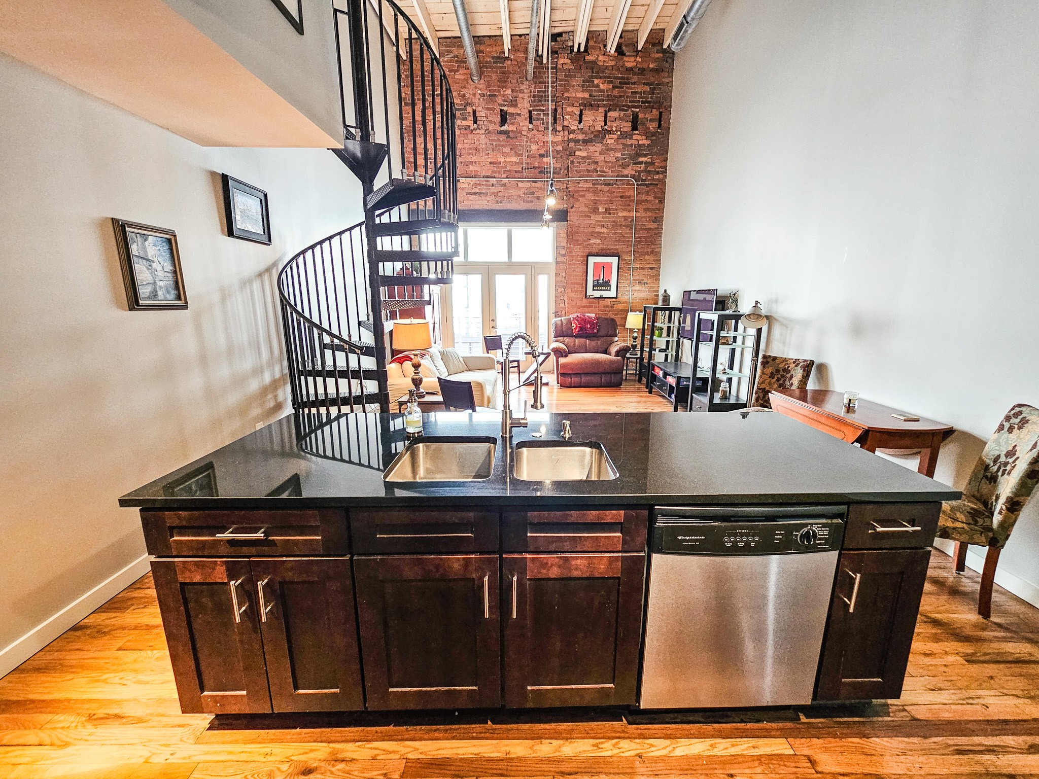 Nashville, Tennessee, 37219, United States, 2 Bedrooms Bedrooms, ,2 BathroomsBathrooms,Residential,For Sale,1743345