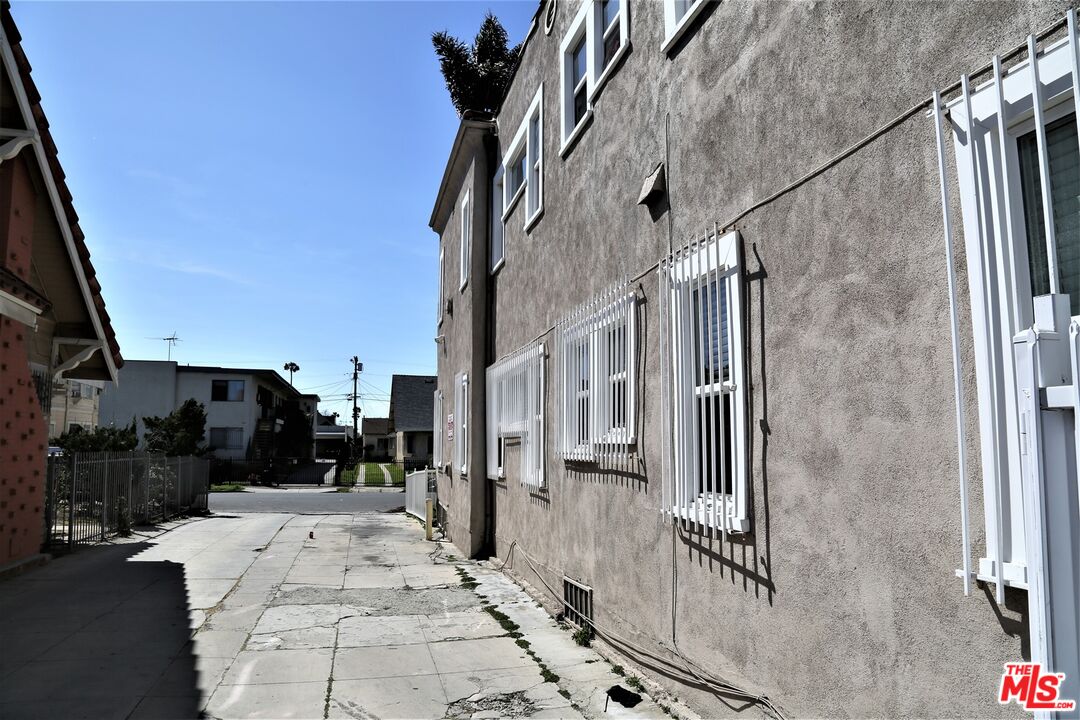 Los Angeles, California, 90019, United States, 8 Bedrooms Bedrooms, ,Residential,For Sale,1848279