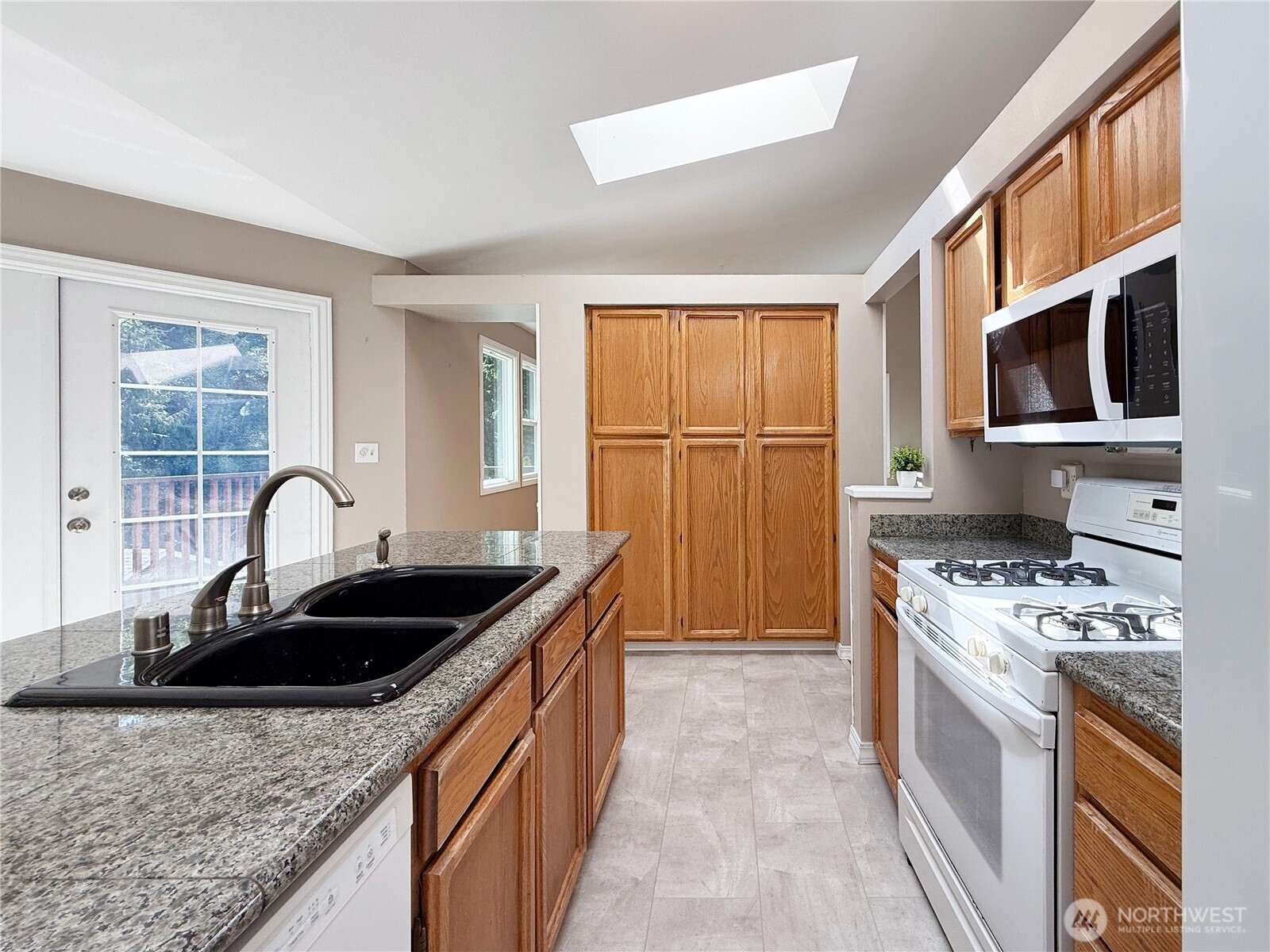 Everett, Washington, 98208, United States, 4 Bedrooms Bedrooms, ,3 BathroomsBathrooms,Residential,For Sale,1920302