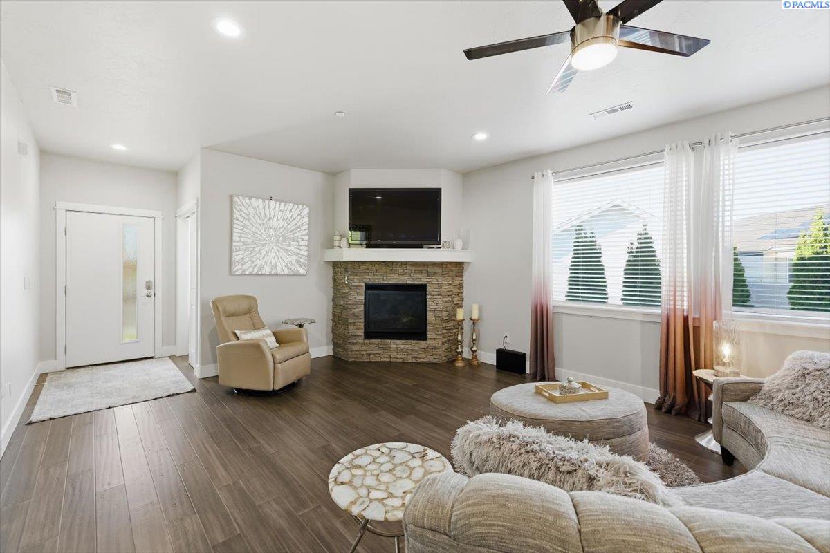 Richland, Washington, 99352, United States, 3 Bedrooms Bedrooms, ,2 BathroomsBathrooms,Residential,For Sale,1991630