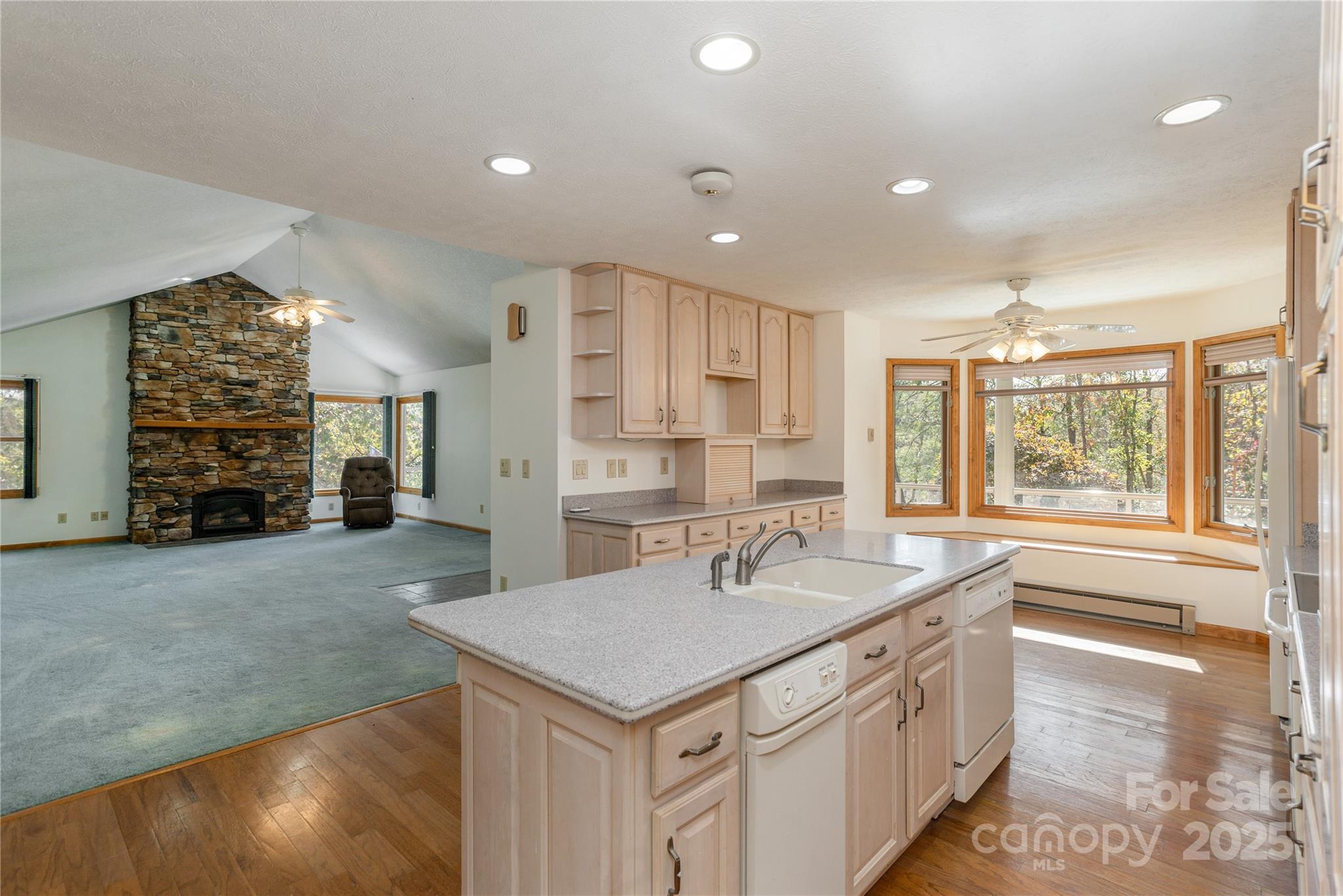 Hendersonville, North Carolina, 28792, United States, 3 Bedrooms Bedrooms, ,3 BathroomsBathrooms,Residential,For Sale,1975298