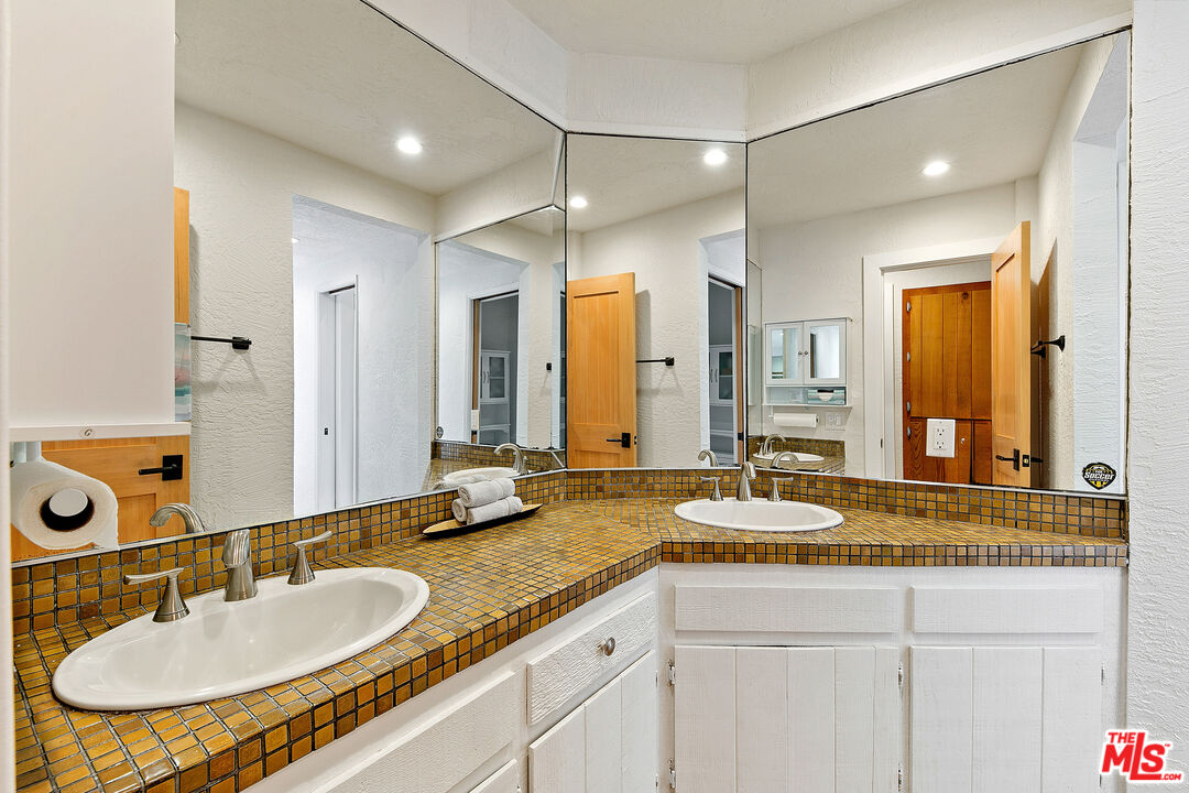 Malibu, California, 90265, United States, 3 Bedrooms Bedrooms, ,3 BathroomsBathrooms,Residential,For Sale,1949478