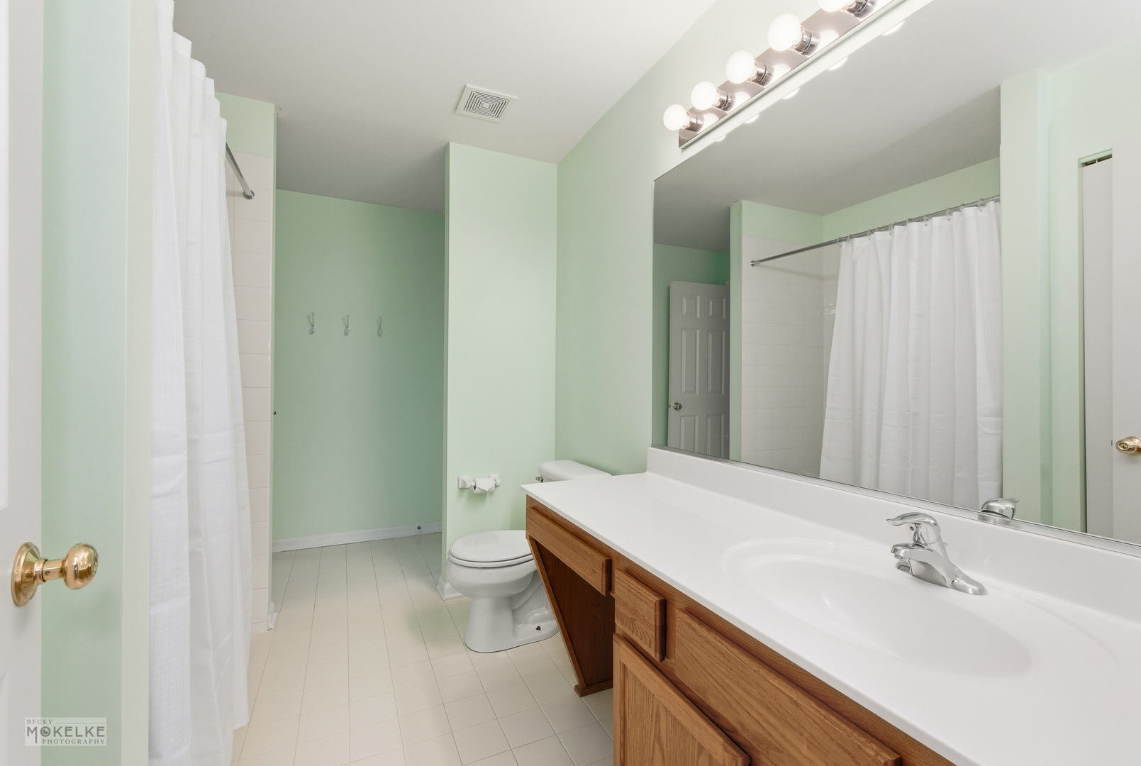 Oswego, Illinois, 60543, United States, 4 Bedrooms Bedrooms, ,3 BathroomsBathrooms,Residential,For Sale,1960822