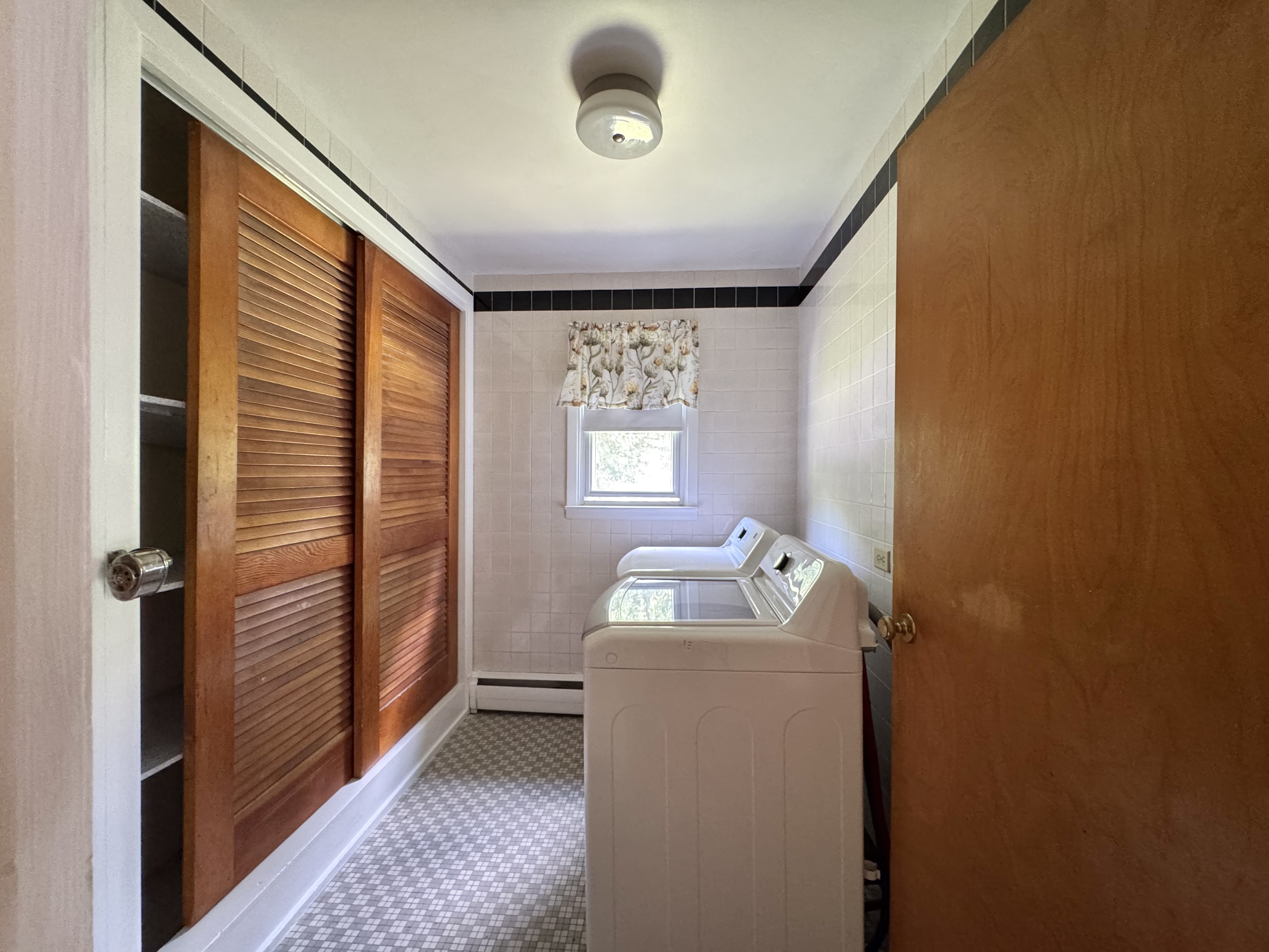 Catskill, New York, 12414, United States, 6 Bedrooms Bedrooms, ,3 BathroomsBathrooms,Residential,For Sale,1983582