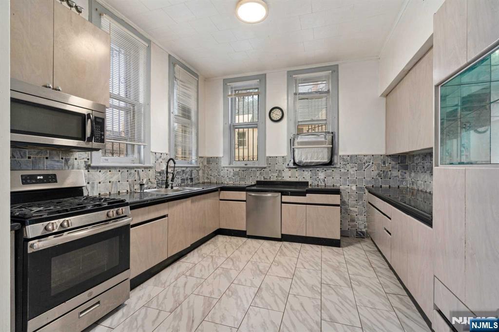 Newark, New Jersey, 07104, United States, 15 Bedrooms Bedrooms, ,8 BathroomsBathrooms,Residential,For Sale,1996233