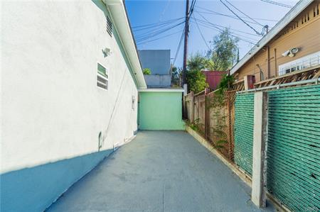 Los Angeles, California, 90019, United States, 2 Bedrooms Bedrooms, ,2 BathroomsBathrooms,Residential,For Sale,2001509